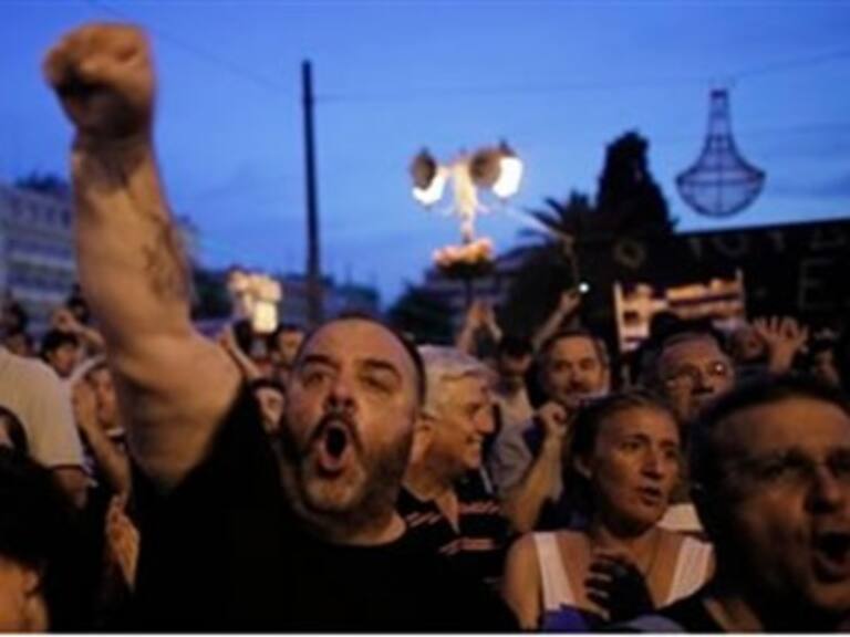 Aprueba Parlamento de Grecia plan de austeridad pese a protestas