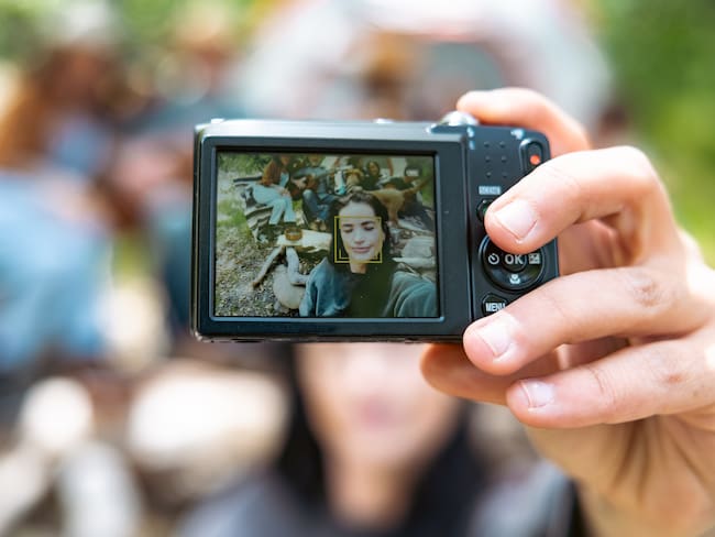 El regreso de las cámaras compactas: la Generación Z cambia el celular por fotos con imperfecciones