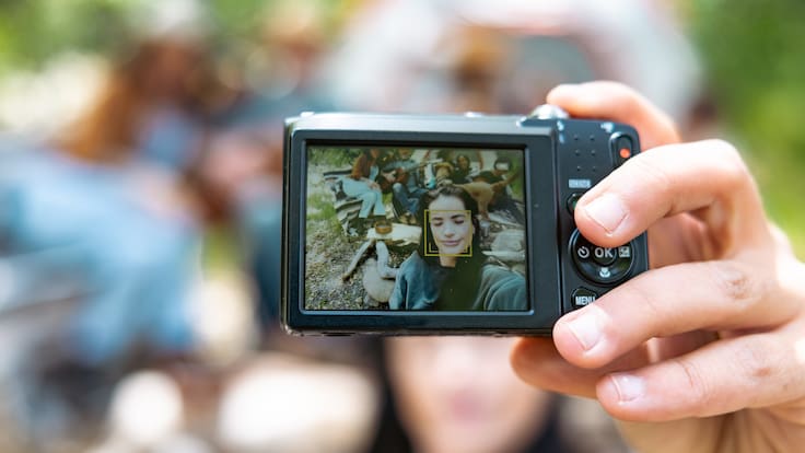 El regreso de las cámaras compactas: la Generación Z cambia el celular por fotos con imperfecciones