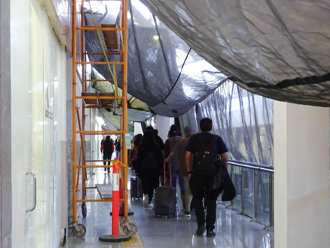 Falta de taxis de aplicación y remodelación de estacionamientos provoca molestia en usuarios del AICM