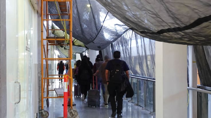 Falta de taxis de aplicación y remodelación de estacionamientos provoca molestia en usuarios del AICM