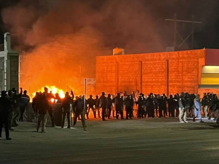 Desalojo de campamento migrante en Chihuahua capital, termina en riña e incendio