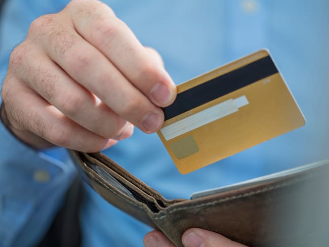 Proponen prohibir el cobro por reposición de plásticos bancarios tras robo o extravío