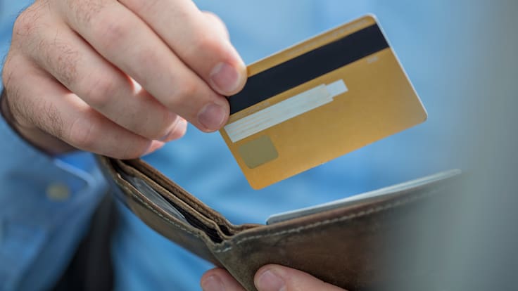 Proponen prohibir el cobro por reposición de plásticos bancarios tras robo o extravío