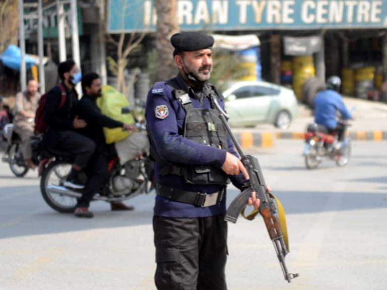 Agentes de policía realizan controles sorpresa de vehículos y pasajeros en un puesto de control de seguridad en la ciudad noroccidental tras el aumento de las tensiones entre Afganistán y Pakistán, en Peshawar, Pakistán, el 27 de febrero de 2026. Las medidas de seguridad se implementaron un día después de que las autoridades emitieran una alerta de amenaza para Peshawar y varias otras provincias, lo que provocó un aumento de la vigilancia en instalaciones clave y lugares públicos.