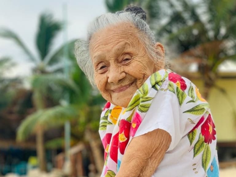 Conmueve reacción de abuelita de 97 años que conoce por primera vez el mar