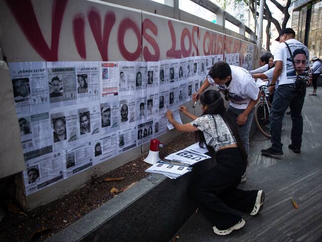 Familias de desaparecidos colocan fichas de búsqueda en Viaducto