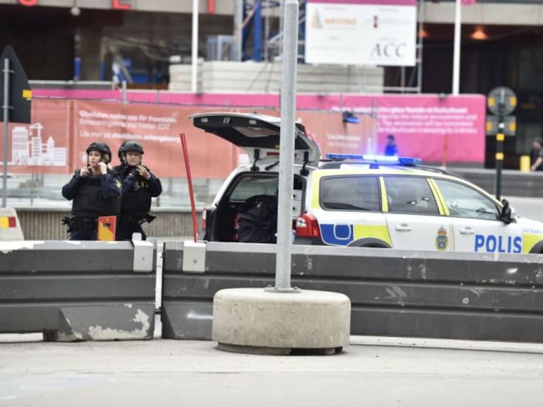 Camioneta embiste a multitud en Suecia