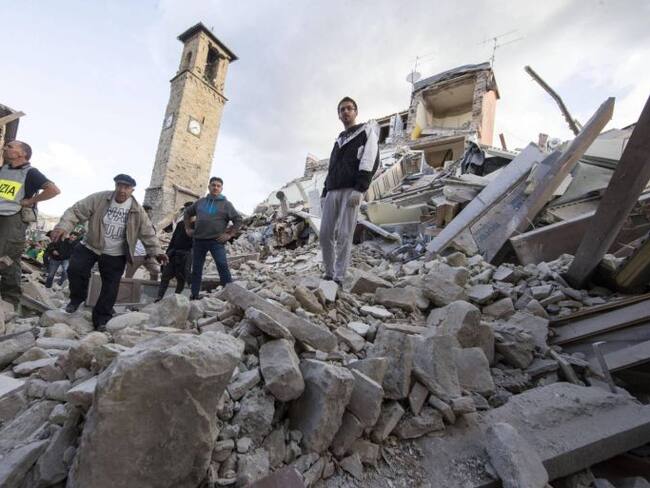 Rescatan a perro tras terremoto en Italia