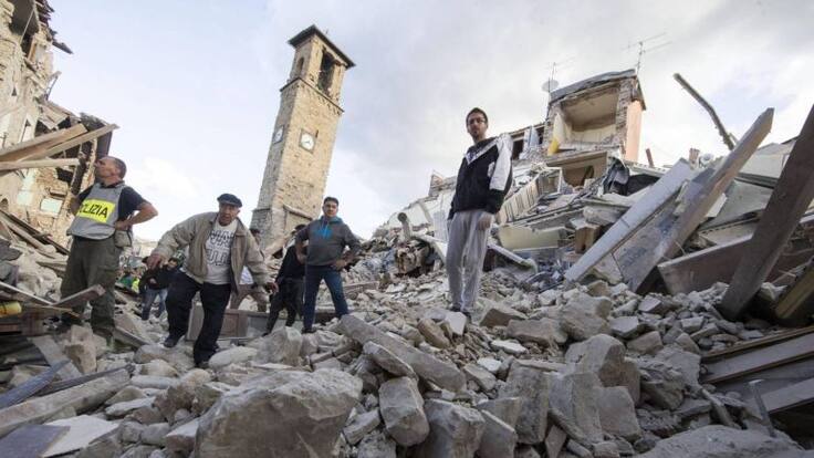 Rescatan a perro tras terremoto en Italia