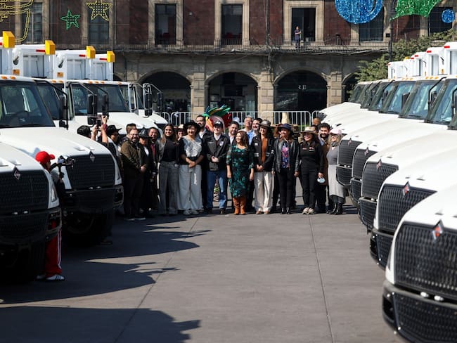 Entrega Gobierno de la CDMX 50 camiones recolectores basura a alcaldías