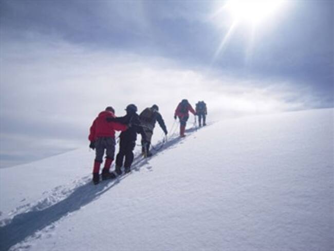 Cada alpinista que suba al Everest bajará ocho kilogramos de basura: Autoridades