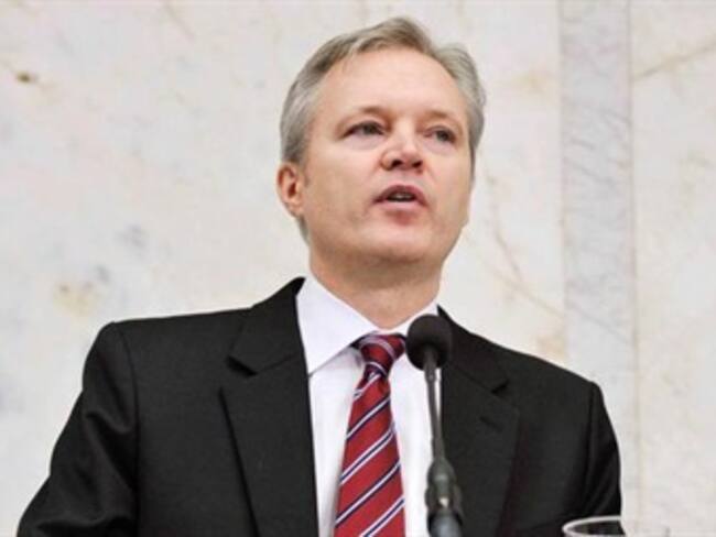 Renuncia ministro de Defensa de Suecia por escándalo de armas