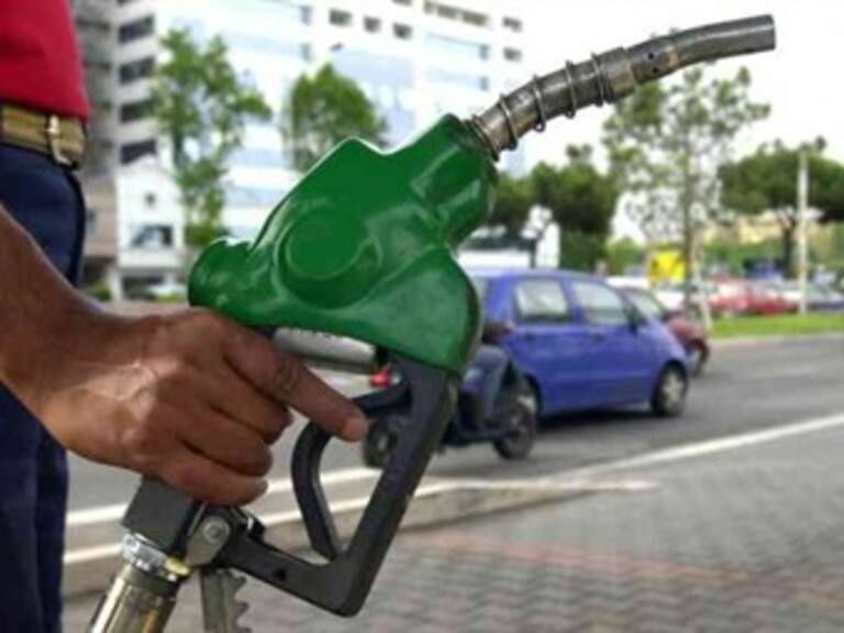 Piden en Panamá evitar pánico por aumento de combustibles