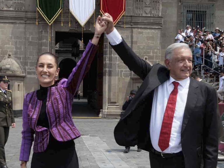 La presidenta electa, Claudia Sheinbaum, y el presidente Andrés Manuel López Obrador, durante el Desfile Cívico Militar para conmemorar el 214 Aniversario de la Independencia de México. FOTO: PRESIDENCIA/CUARTOSCURO.COM
