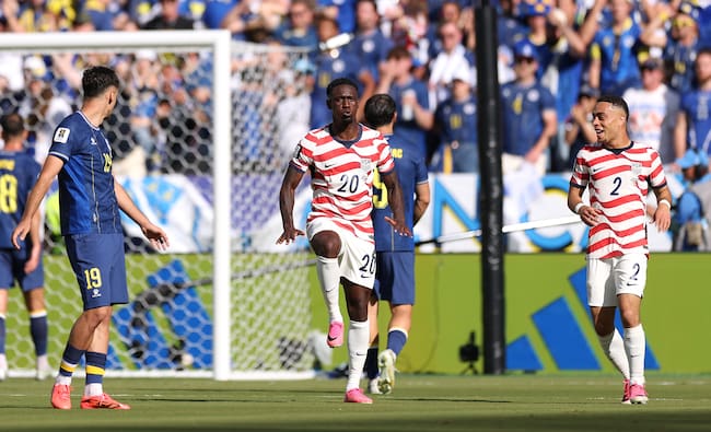 Celebración de Balogun ante Bosnia
