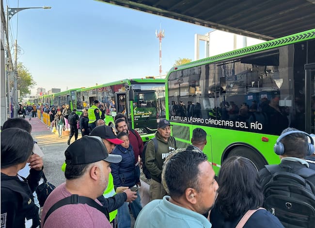Fallas y reparaciones en líneas del Metro de la CDMX se sumaron al horario festivo del sistema de transporte para desquiciar el trayecto de los usuarios de Línea 2 en este Jueves Santo.