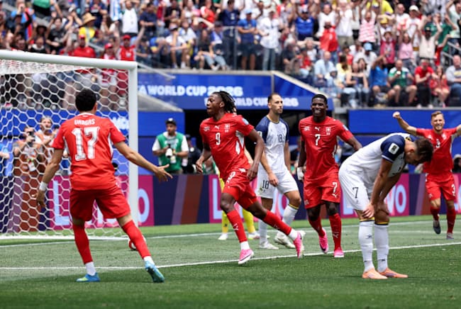 Suiza festejando el gol de Manzambi
