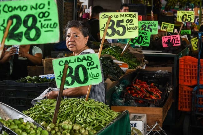 mercado con frutas y verduras