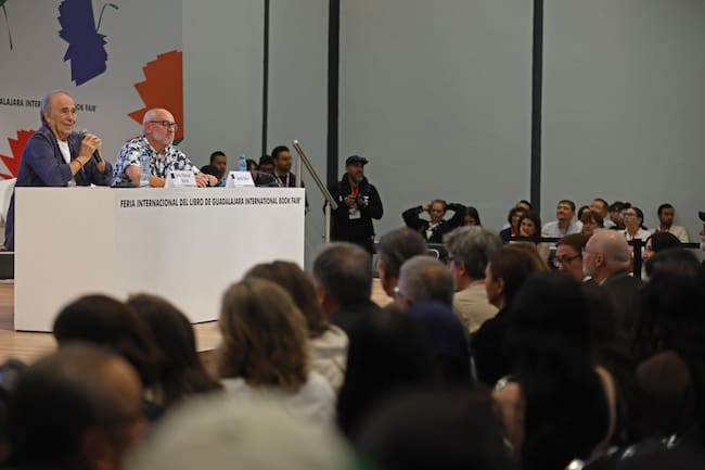 Serrat retornó al foro para continuar con la charla que haciendo reflexionar a los jóvenes asistentes.