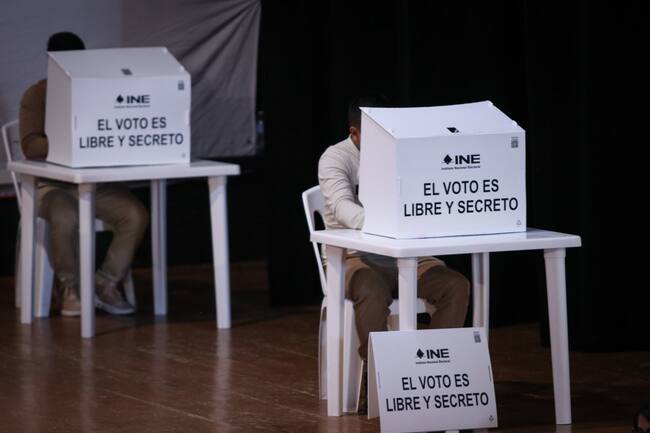 Personas votando en casillas