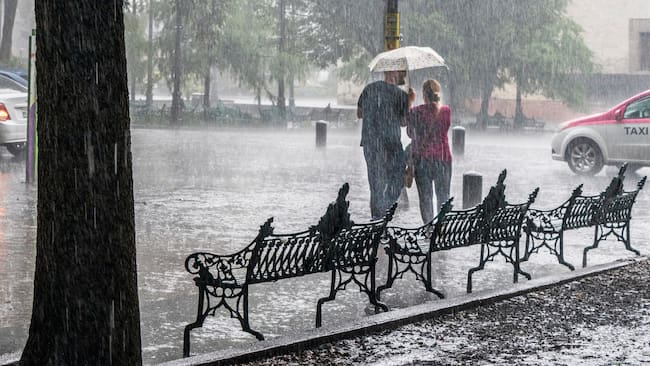 Lunes con paraguas en CDMX y Edomex. El SMN prevé chubascos y lluvias fuertes este 17 de agosto; conoce qué condiciones se esperan.