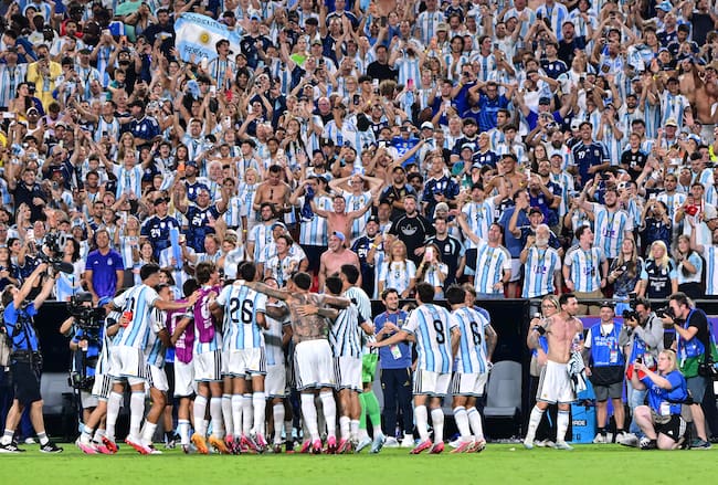 Argentina festejando con sus aficionados en Kansas City