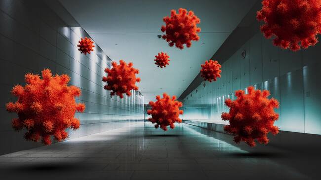 Virus circulando en un pasillo