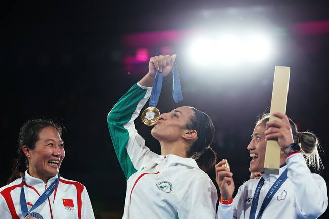Imane Khelif besa la medalla de oro que ganó en los Juegos Olímpicos de París 2024