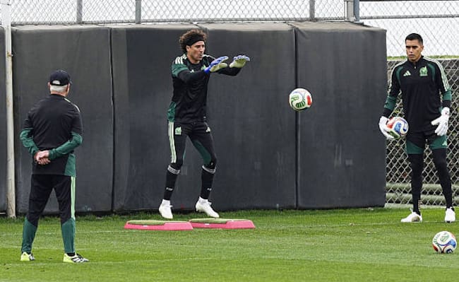 Guillermo Ochoa entrenando con la Selección Mexicana