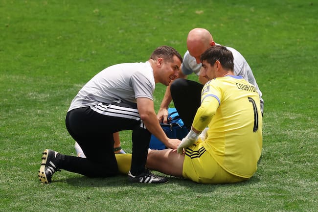 Thibaut Courtois sale lesionado en la derrota de Bélgica vs España