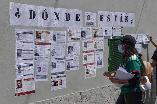 El Estadio Ciudad de México es nuevamente escenario para la denuncia de las desapariciones en donde colectivos realizaron una jornada de pega de fichas de búsqueda.