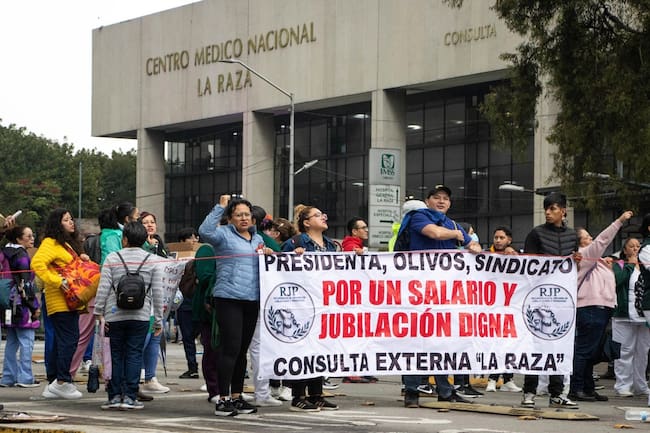 Trabajadores del IMSS rechazan aumento salarial de 6.8% y llaman a la megamarcha del 13 de octubre en inmediaciones del Centro Médico Nacional Siglo XXI, para exigir congreso extraordinario y destitución de su líder sindical.
