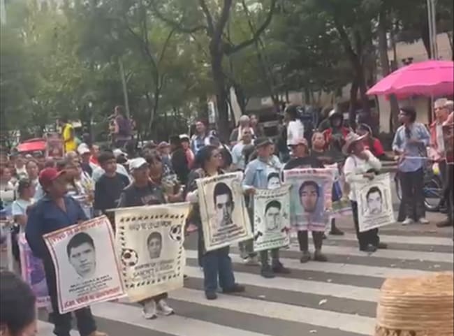 Muy cerca de la Glorieta del Ahuehuete la vanguardia de la marcha realizó un alto de organización, encabezados por los padres de los normalistas.