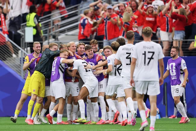 Noruega festejando el gol de Nusa