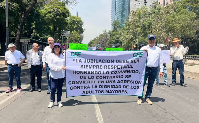 Jubilados de la CFE, rechazan retroactividad y recorte a pensiones, y llaman a las autoridades a revisión de sus datos.