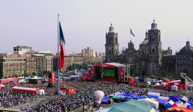 Vista general de la plaza del Zócalo durante la transmisión televisiva del partido inaugural de la Copa Mundial de la FIFA 2010 entre South Africa y México