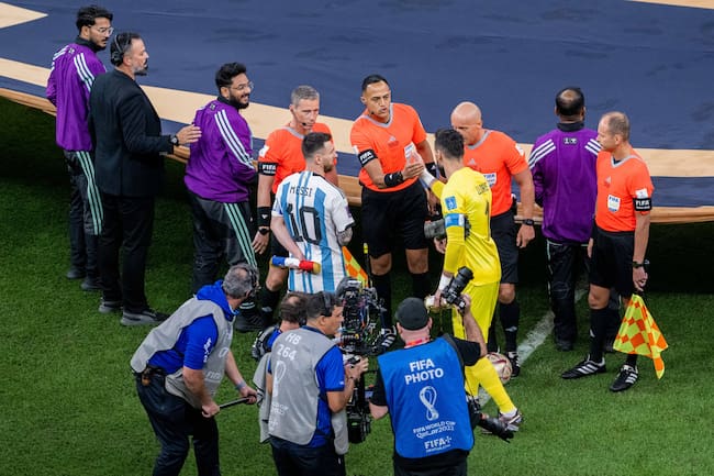Hugo Lloris estrechando la mano de Ismail Elfath