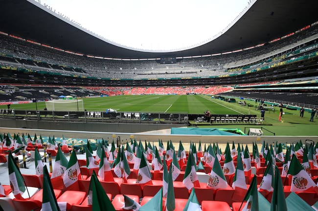 Banderas de México fueron colocadas en cada asiento previo al partido contra Inglaterra