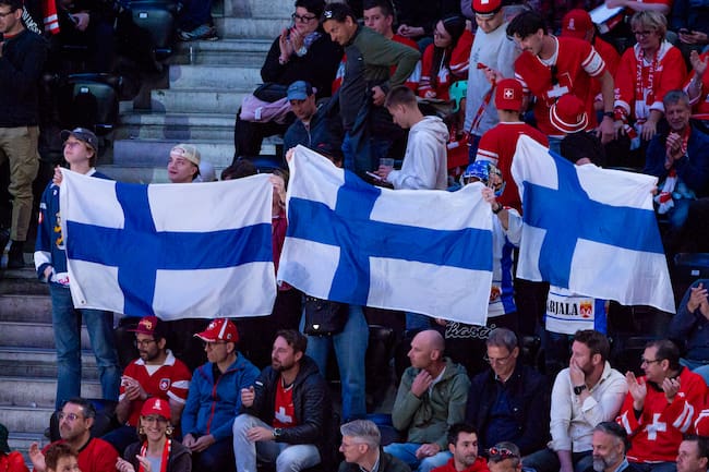 Cualquier bandera, manta o letrero deberá medir máximo 2 metros por 1.5 metros.