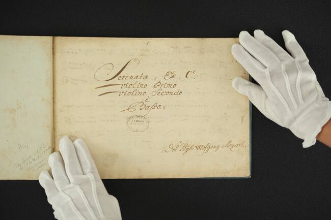 Fotografía del cuadernillo en donde se encuentra la partitura descubierta de Mozart.