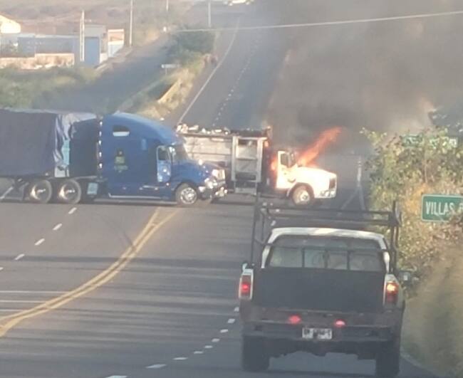 Al menos 20 vehículos son reportados como incendiados por los bloqueos en la reacción de grupos criminales en los municipios que colindan con Jalisco.