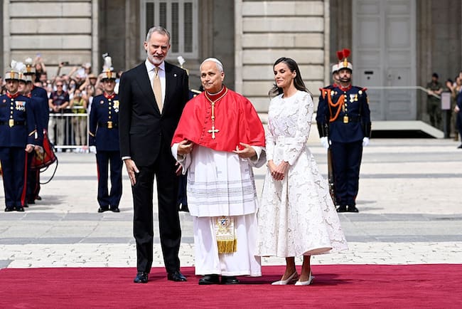 Los Reyes de España, Felipe VI y la reina consorte Letizia Ortiz, fueron los encargados de dar la bienvenida al Papa León XIV en su visita oficial.