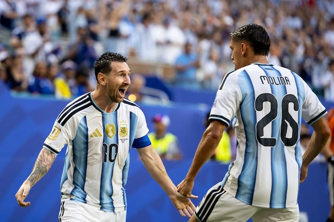 Lionel Messi y Nahuel Molina celebran gol