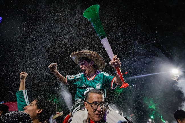 Afición mexicana celebra en el Ángel de la independencia