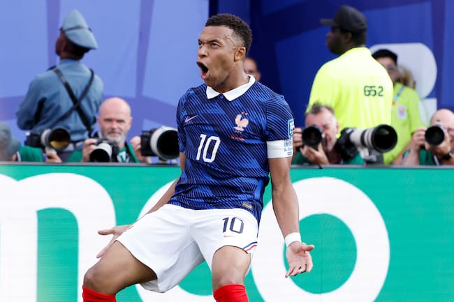Celebración de Kylian Mbappé contra Suecia