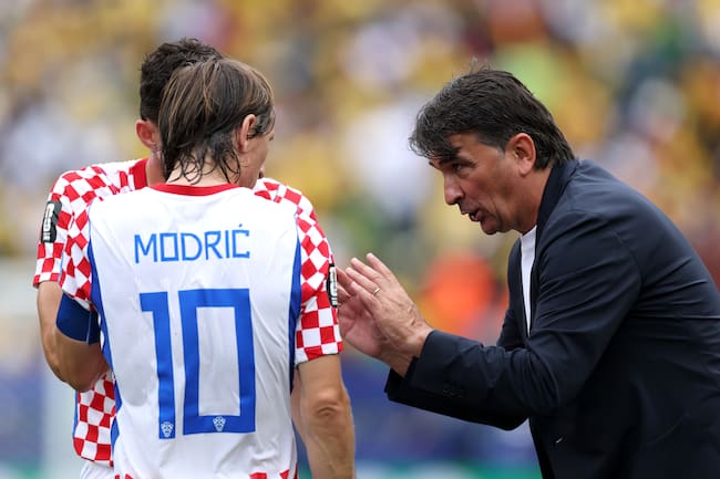 Zlatko Dalić dándole indicaciones a Luka Modrić