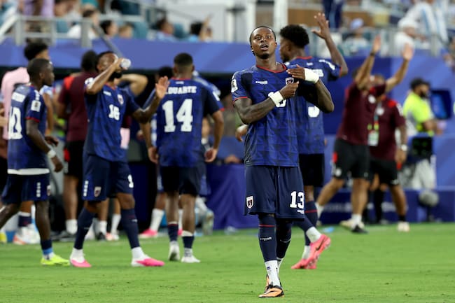 Festejo de Sidny Lopes Cabral tras su gol a Argentina