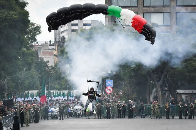 Son 15 los paracaidistas, entre ellos cinco mujeres los que llegarán a la plancha del Zócalo Capitalino, demostrando lanzamiento a más de 6 mil pies.