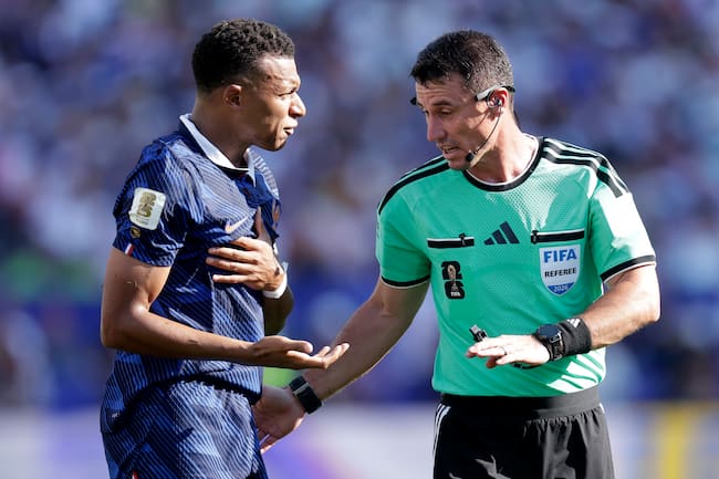 Kylian Mbappé con el árbitro Ilgiz Tantashev